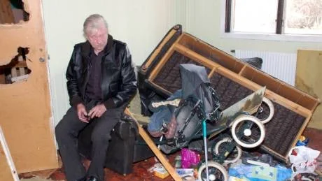 ELÄNDIGT. Så här ofattbart eländigt ser det ut i ett av rummen som kvinnan lämnade. Enligt Patrik Nilsson såg det ut något liknande i alla rum i huset innan han började städa och reparera.