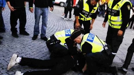 Ibland tvingas polisen ingripa mot ungdomar som festat och sedan dragit ut på stan.