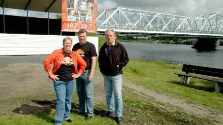 FESTIVALENS HOPPFULLA. Organisatör Tuula Nyholm, hotelldirektör Jorma Sankala och dennes högra hand Erik Hornmalm hoppas att historiens första Twin City festval blir välbesökt. "Vi behöver minst 15.000 besökare för att det ska gå runt", avslöjar Tuula Nyholm.