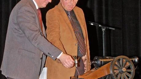KULTUREN INVIGD. Kent Ögren och Göran Ahlman skjuter skarpt och förklarar kulturrally-veckan invigd.