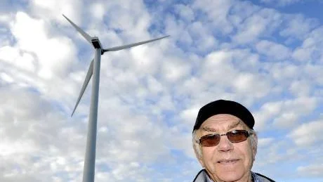 LOKALT. De flesta vindkraftspengarna i Norrbotten satsas av personer utom länet, men Göran Eriksson på Storön i Kalix hör till de lokala krafter som ser vindkraft som en intressant investering. "Vi är några äldre företagare som insett att vindkraft behövs", säger han.