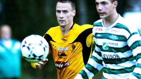 TVÅ MÅL. Notvikens forward Magnus Johansson var återigen på hugget när laget spelade 3-3 mot Morön.Foto: IDA AXELSSON