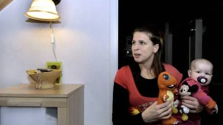 TRE TÄTINGAR. Svårigheterna på arbetsmarknaden har bidragit till att Matilda och Johan valt att skaffa tre barn tätt.Foto: Håkan Gidlöw