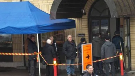 TAK. När vaccinationerna startade igen i Luleå på tisdagen hade man satt upp ett par skyddande partytälttak.  Men kön var betydligt längre än taken räckte och många blev blöta regnet.