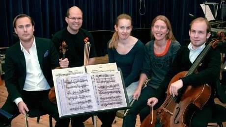 KVINNLIGT. Norrbotten NEO ger två konserter med musik av nutida kvinnliga tonsättare. Från vänster: Christian Svarfvar, violin, Daniel Saur, slagverk, Anna Christensson, piano, Sara Hammarström, flöjter, och David Gammelgård, cello. Saknas på bilden gör Robert Ek, klarinetter, och dirigenten Petter Sundkvist.