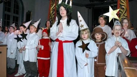 LUSSADE. Hietaniemi friskolas luciatåg lyste upp kyrkan i Hedenäset.
