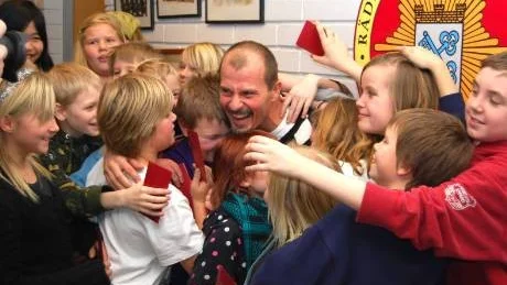 LÄRARKRAM. Klass 5A kramar om sin slöjdlärare Benny Perdahl. "Jag är stolt över våra duktiga ungdomar", säger han.  Foto: Ulrika Vallgårda