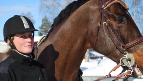 OVAN SYN. I vanliga fall ser man oftast Hanna Olofsson i sulkyn på Bodentravet. I helgen var det i stället hoppning på Hertsön som stod på schemat. Foto: Anton Olofsson