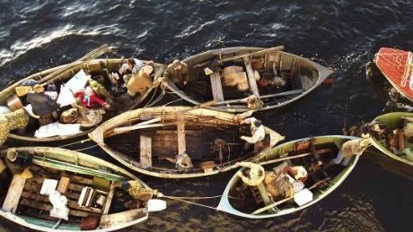 ARMADA av småbåtar. Kustborna i Strelina på södra delen av Kolahalvön hämtar post och varor från    kryssningsfartyget Claudia Jelenskaja i Vita havet.Foto: KENNETH MIKKO