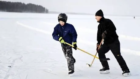 VÄNTAT. Filip Rydbjörk (tv) och Magnus Larsson har väntat sedan det förra året på att isbanan ska bli färdig. "I dag hade det inte spelat någon roll om det hade varit minus 30", säger Magnus Larsson. Foto: Josefin Wiklund