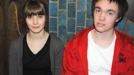 UTÖKA. Ida Karkiainen och Toni Jonathan Pietarila från Ungdomsrådet kräver fler praktikplatser för ungdomarna.