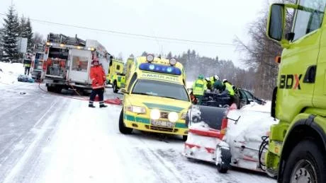 SVÅRT RÄDDNINGSARBETE. Fyra personer satt fastklämda i bilarna, och räddningstjänsten var tvungen att klippa taken på bilarna. "Det var en svår insats för oss", säger Patrik Juhlin, insatsledare på platsen.