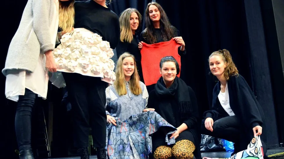 REDESIGNAT MODE.Elever från Handelsakademin kommer att ha modevisning. Gabriella Urban, Linda Svensson, Andrea Matsson, Sara Lindberg.
Sittande från vänster: Sanne Petersen, Kajsa Almgren och Isadora Larsson.