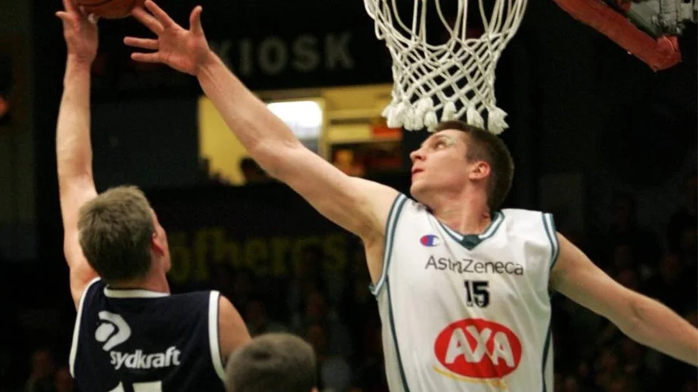 LF Basket har varit i kontakt med Södertäljes gamle guldhjälte Andrew Drevo (vitt).
