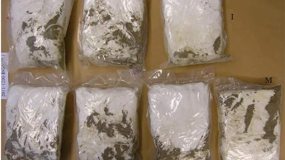 BESLAG. Det var i höstas som fem personer greps efter att polis och tull beslagtog 2.5 kilo amfetamin. Nu har domen fallit och fyra av fem personer dömdes till fängelse.