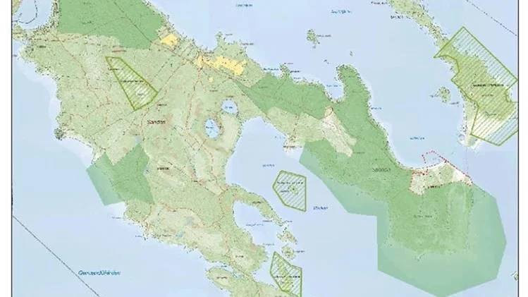 GRÖNT FÖR RESERVAT. Nu är alla parter överens och det blir fyra nya naturreservat på Sandön (gröna områden). De sträckade områdena är befintliga reservat medan området för Klubbvikens havsbad ligger innanför det rödsteckade.
Karta: Länsstyrelsen