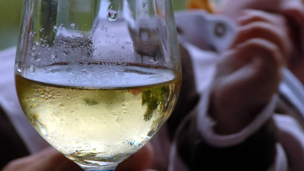 Nu erbjuder äldreboendena i Boden ett glas vin till maten.