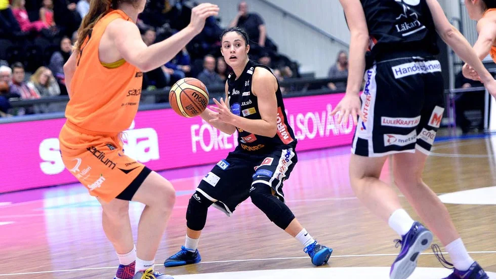 ISKALL. Northland-guarden Katie Bussey har haft stora problem att göra poäng den senaste tiden. Senast mot Norrköping satte hon bara ett av 15 skott.
