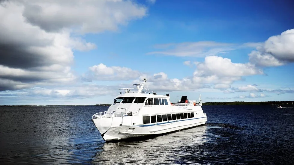 SES ÖVER. Arbetstrafiken till och från skärgården ska nu ses över av kommunen. Här M/S Eskil under en av sina turer.