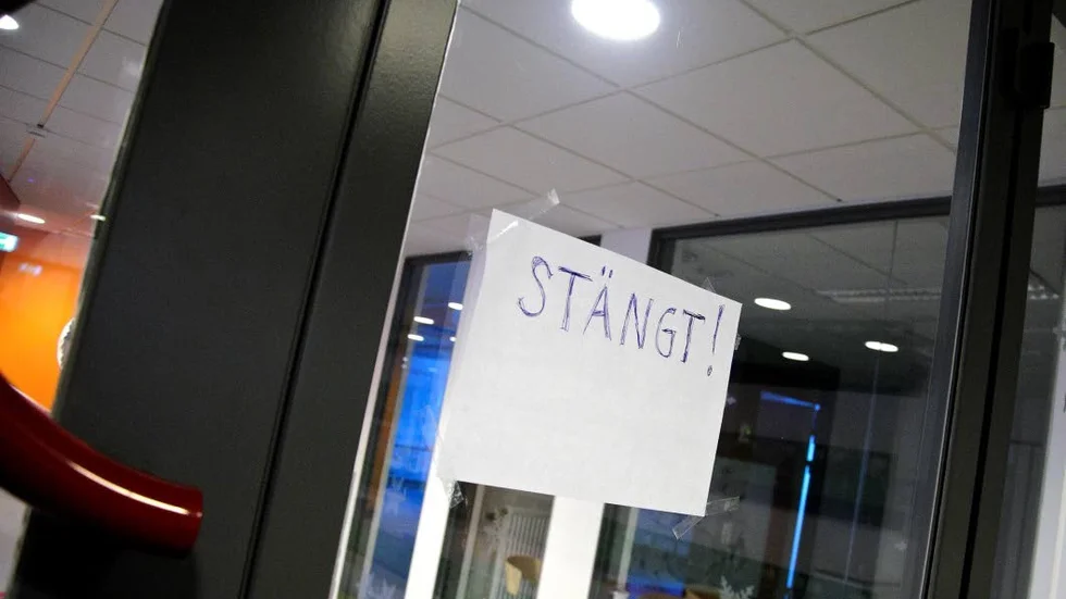 AVSTÄNGT. Redan mindre än ett år efter att skolan invigdes tvingades man stänga lågstadieavdelningen med anledning av att väggarna var fuktskadade.