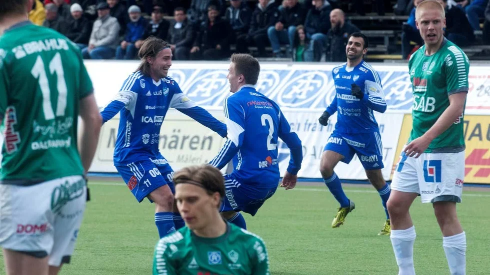 Brage - IFK Luleå - Kvitteringen till 1-1 av Anton Andersson . Patrik Wallin gratulerar
