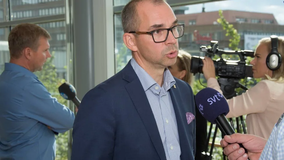 Hans eget betyg. "Vår politik har varit lyckad, säger kommunalrådet Niklas Nordström. Hemsös regionchef Jonas Jalkander förklarar affären, i bakgrunden.