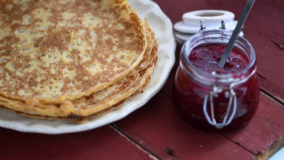 Enkelt. Pannkakor lagas världen över. Och det av en anledning. Gott, enkelt, billigt och väldigt anpassningsbar mat.