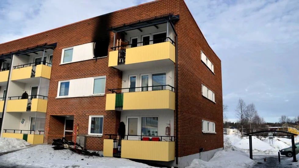 LÄGENHETSBRAND. En lägenhet i ett flerfamiljhus i Gällivare eldhärjades natten mot fredag och en person fick föras till sjukhus. Nu måste delar av fastigheten saneras och de övriga boende tvingas ordna evakueringsboende själva.