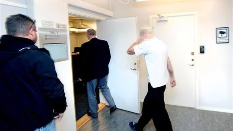 HÄKTAD. Idag beslöt tingsrätten att häkta den man som står åtalad för egenmäktighet med barn och våldtäkt mot barn.