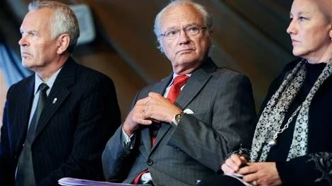 INGET ANFÖRANDE. Kungen höll inget anförande, utan satt och lyssnade på invigningen.