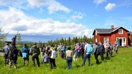 MÅNFALDSPARK INVIGD. Invigning i tisdags av SCA:s första Mångfaldspark i landet skedde i Abborrträska utan Gällivare i tisdags i närvaro av närmare ett 100-tal intresserade som fick lyssna till tal, jojk och som bjöds på mat.