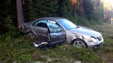Föraren var inte kontaktbar efter olyckan. Han betecknas som allvarligt skadad.