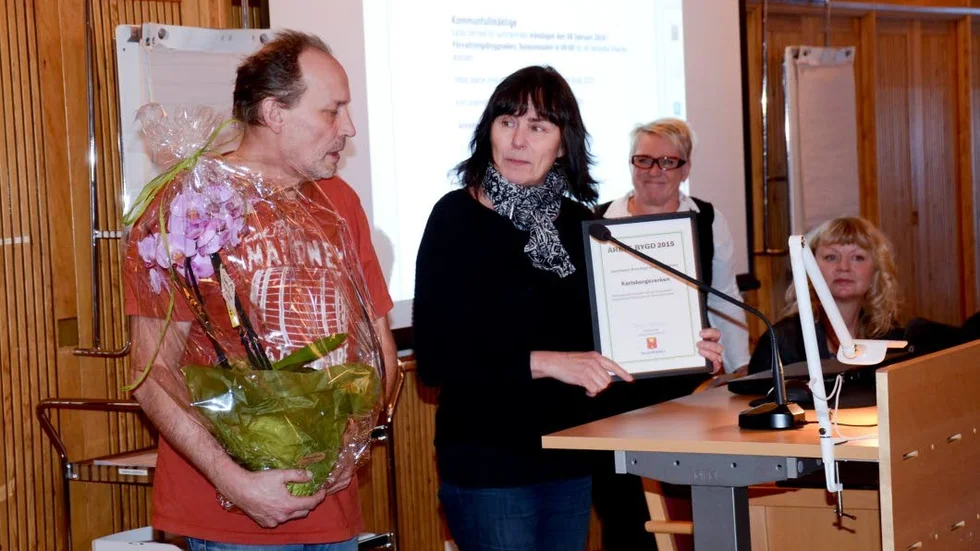 Årets bygd. Kaj Henriksson och Yasmine Sandberg fick som representanter för Karlsborgsverken ta emot utnämnelsen Årets bygd i Kalix kommun under måndagens fullmäktigesammanträde.