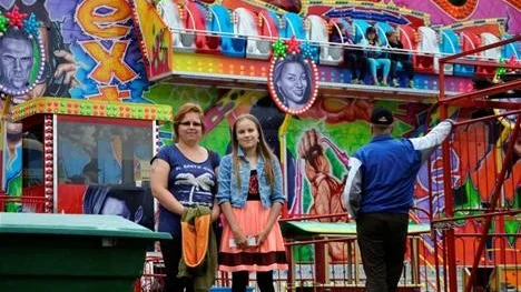 TIVOLI. Tivolit kom till Övertorneå, om än litet så ändå. Therese Mattila väntade på att få åka. Här bredvid Tanja Mattila.
