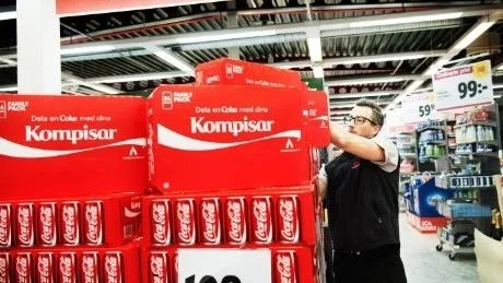 FÖRBEREDELSER. Butikschefen Petter Nilsson räknar med att försäljning av läsk kommer att öka under O-ringen. Men även bananer och bröd lär det bli stor åtgång på.