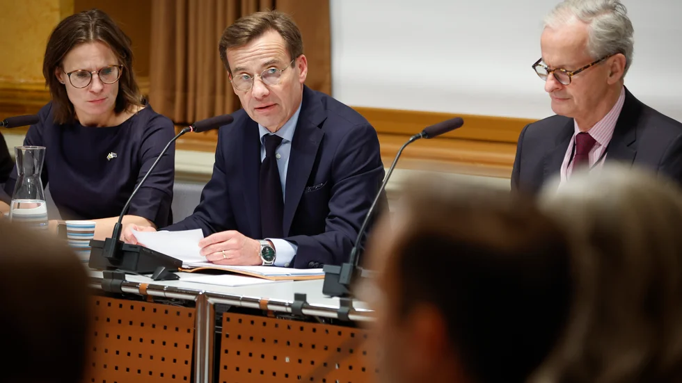 Statsminister Ulf Kristersson (M) tillsammans med den nya EU-ministern Jessika Roswall (M) och hennes statssekreterare Christian Danielsson, till höger om statsministern, under EU-nämndens sammanträde inför EU-toppmötet i Bryssel.