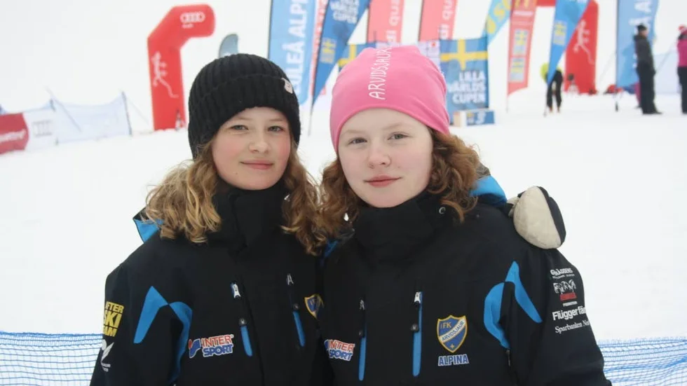 Fiddeli Lindström och Emilia Lundqvist är klubbkompisar som satsar tillsammans. På startlinjen däremot förvandlas de till konkurrenter.