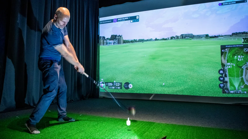 Joakim Hallberg slår ut på St: Andrews Old course. En bana som han spelade i verkligheten för en månad sedan. Att spela den i simulatorn som är hjärnan i Vadstena indoor golf menar han är mycket realistiskt. 
