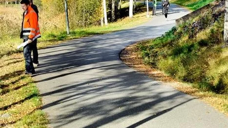 RAKARE OCH BREDARE. Det kommer att bli separata gång- och cykelbanor på större delen runt Skurholmsfjärden.