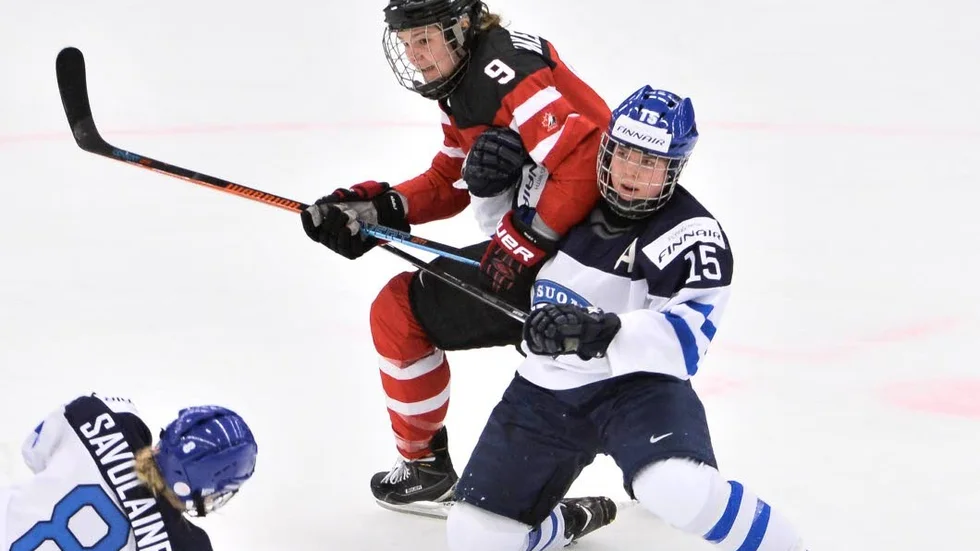 Jennifer Wakefield i Kanadatröjan.