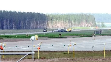 DROG IVÄG. Flygflottiljens tekniker höll på med en rutinmässig provkörning av planets motor när den plötsligt varvade upp och även planets efterbrännkammare startade. Eftersom aggregatet för extraeffekt utvecklar så enorma krafter klarade inte de bromsanordningar av att hålla fast flygplanet utan det drog i väg över landningsbanan. Olyckan skedde den 31 maj i år.