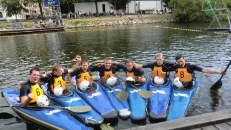 GULDVINNANDE ISBRYTARE. Luleå är bäst i Sverige i kanotpolo. Här är laget som slog Köping i en tuff SM-final. Från vänster: Marko Lassheiki, David Rosendahl, Johan Blomberg, Erik Malmborg (lagkapten) Mats Lindmark, Robert Harlin och Björn Andersson.Foto: håkan svensson