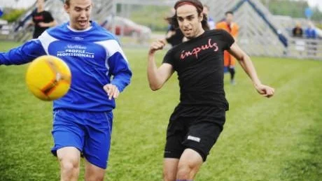 TUFF FIGHT. Amad Habib, i Björkskatans blåa ställ, kämpar om bollen mot Alviks Petter Nyberg, i svart.Foto: ANDREAS APELL