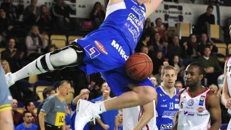 upp och ner. Johan Åkesson fick en smäll mot huvudet och blev snurrig. Foto: Mats Bengtsson