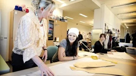 POSITIVT BESLUT VÄNTAR. Det är skolpoltikerna som tar beslut om mode- och designutbildningens framtid. Här läraren Aulikki Karppinen och Sabina Persson, årskurs tre.