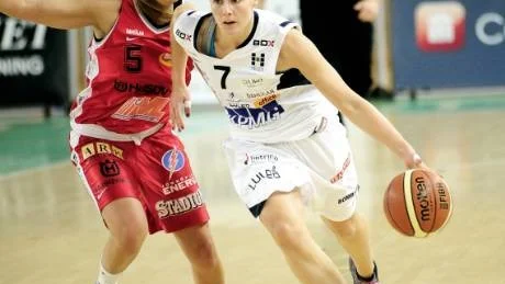 SKYTTEDROTTNING. Lisa Ängefjord var stundtals glödhet mot Brahe och satte fem av åtta från trepoängslinjen. Luleå Basket visade upp ett mycket bättre skytte än senast, hemma mot Solna, och gjorde 100 poäng.