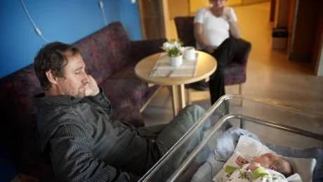 BABYLYCKA. Pappan Sören Gabrielsson begrundar sin nyfödda dotter som föddes på Sunderby sjukhus den 7 juli.
Foto: Andreas Apell