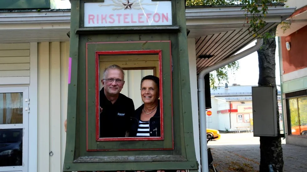 Behöver renoveras. Telefonkiosken på torget i Haparanda ägs av kommunen och är i behov av renovering. Kåre och Kristina Mogemark vill ta hand om den.