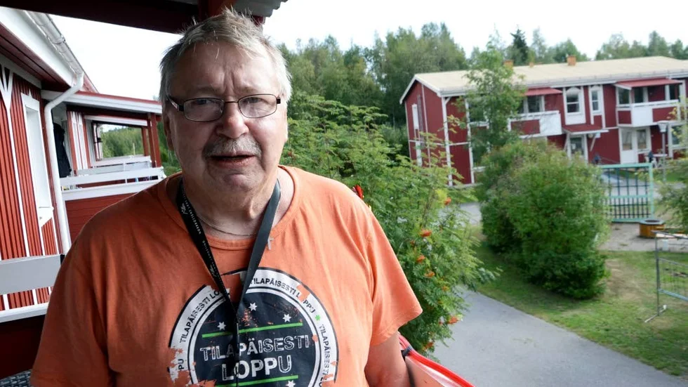 Nöjd hyresgäst. Sören Kandelin trivs bra med sin lägenhet på Rågångsvägen. Just nu står tio av Haparandabostäders lägenheter tomma i kvarteret.