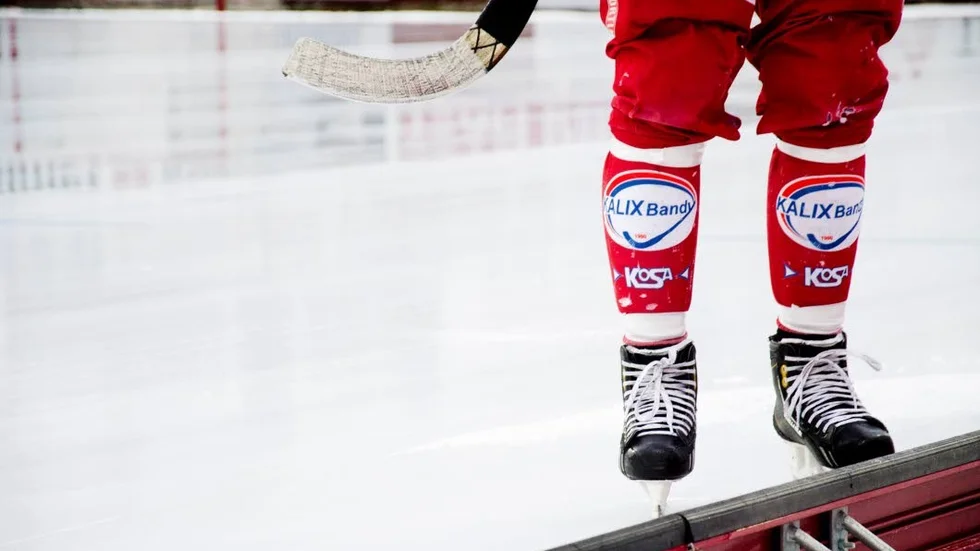 Is. Kalix Bandy gick på is så sent som förra veckan. Nu ligger isen blank och fin, men fortfarande nöter laget träning på stor is.